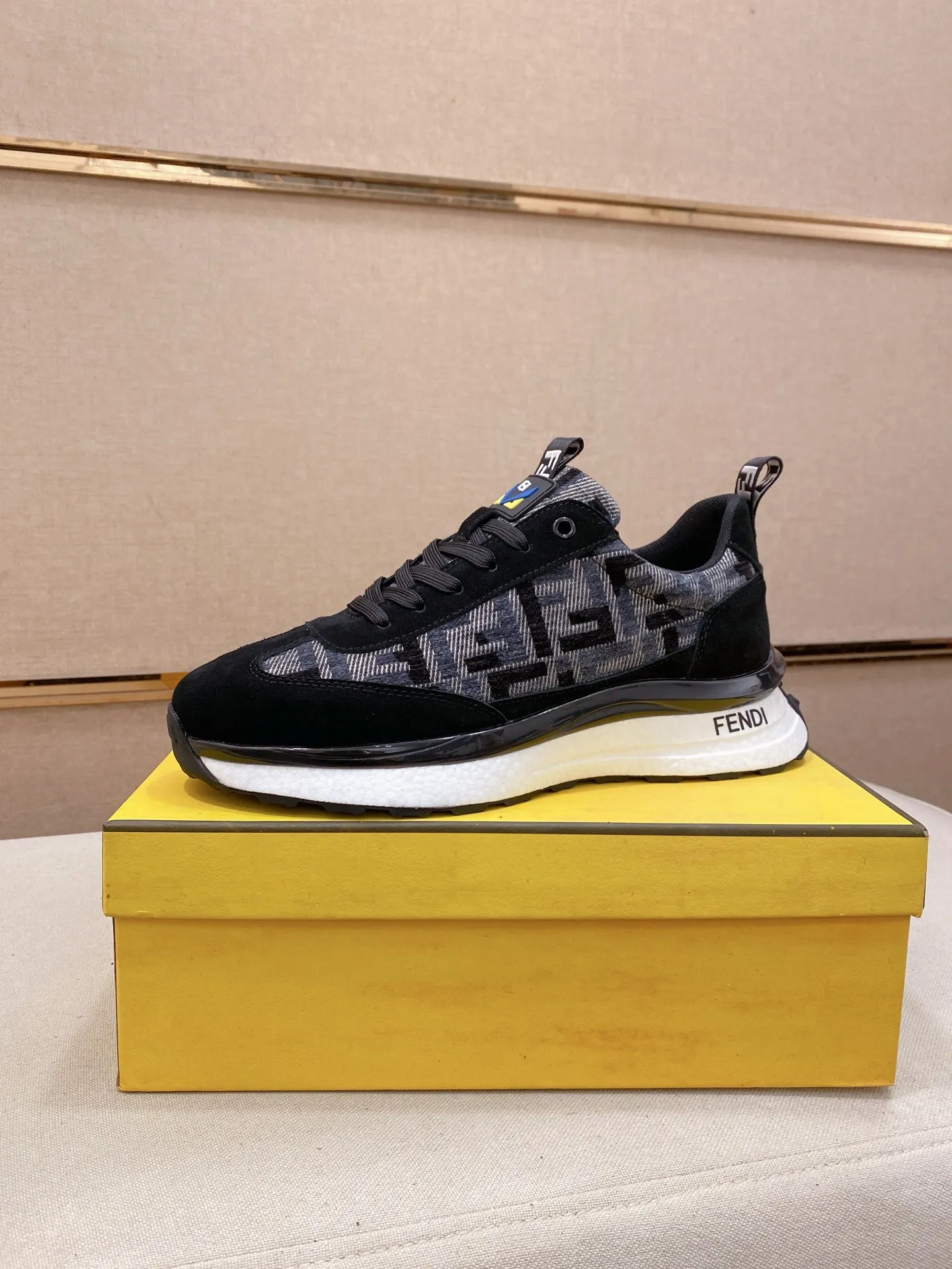 Factory price 442💰 (fendi) New high-top 👊🏻 upper 🇮🇹 imported cowhide fabric 🇩🇪 imported breathable mesh lining. The original outsole is molded to highlight the identity of every man, and the upper foot is elegant and stable🚶🏻🚶🏻The high-end custom counters reproduce the original version📯No matter the wind or rain, the shoe last remains unchanged and can withstand the verification of time🔍️,🔵 Size: 38-44